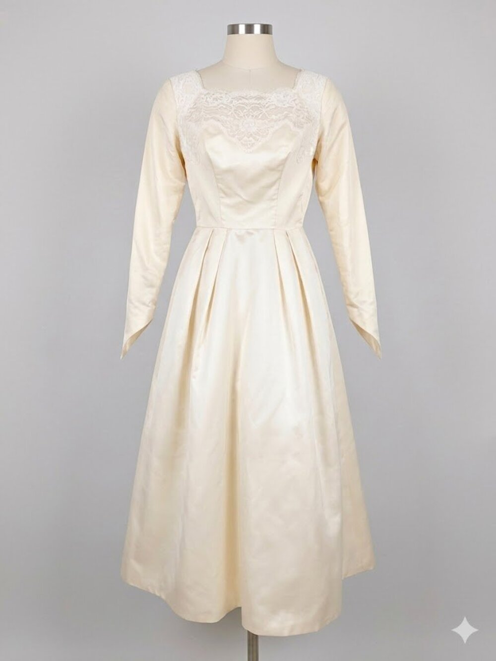 Vintage Ivory Duchess Style Wedding Gown | Scalloped Lace Bodice & Basque